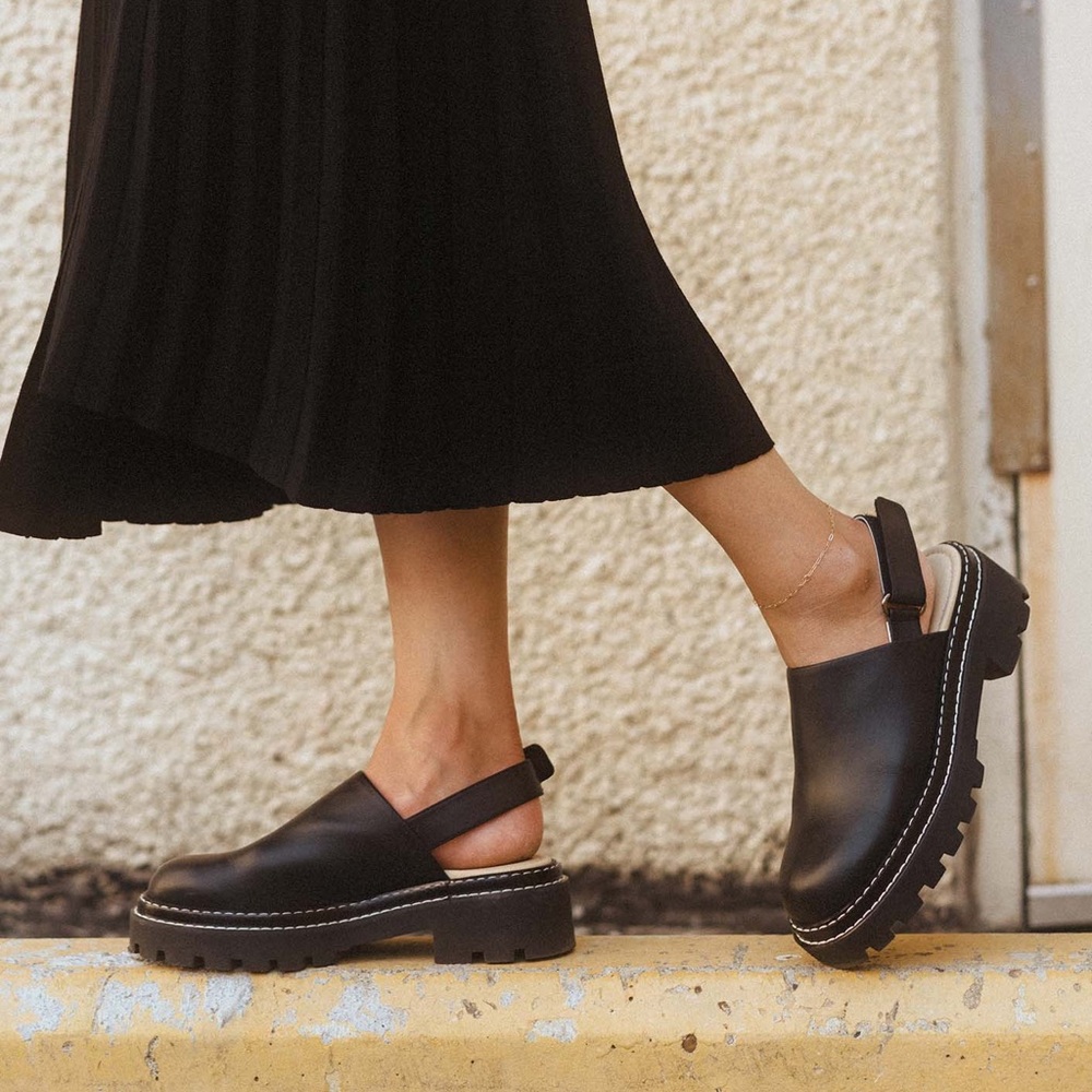 NWOT Poppy Barley Lug Mule Black Leather Chunky Contrast Stitching Modern Shoes.